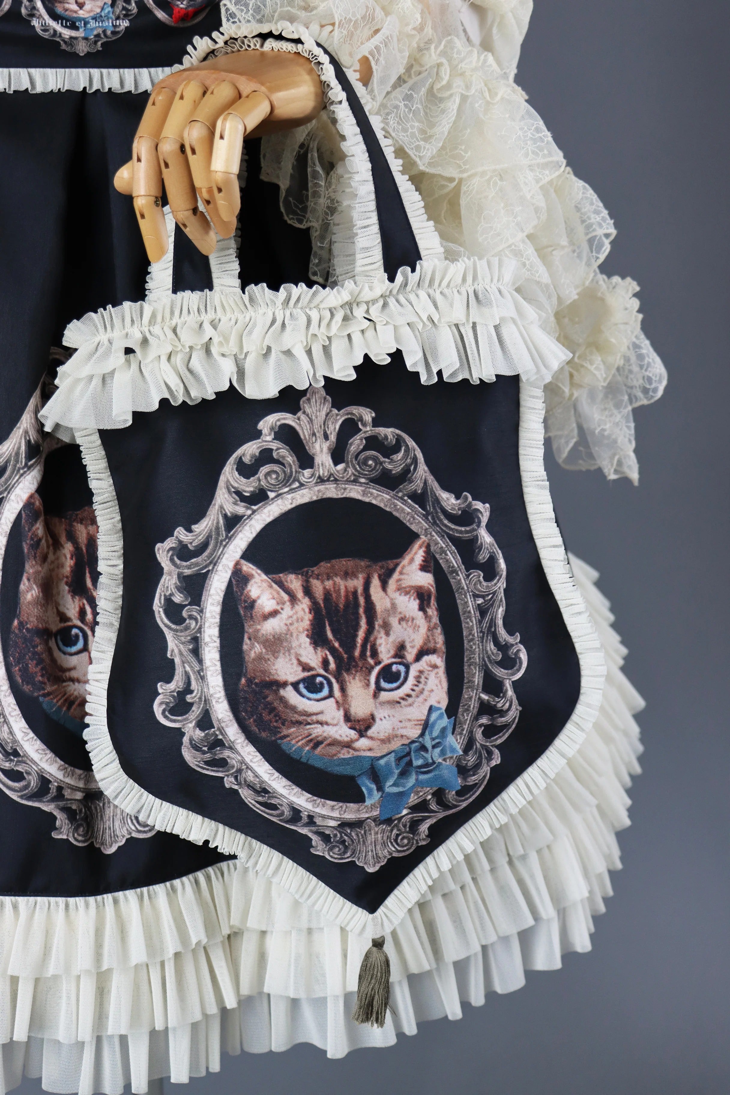Juliette et Justine Le cardre du chat 猫柄 Le Cadre du Chat Silver Frame Cat Bag by Juliette et Justine