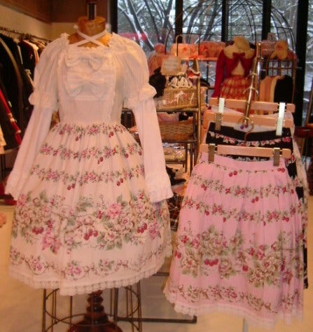 【ワケあり商品】BABY クロスローズプリントスカート Cross Rose Print Skirt by Baby, the Stars Shine Bright
