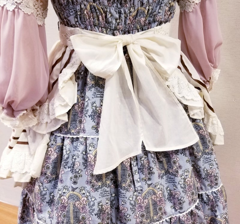 ALICE and the PIRATESアリスのローンフリルエプロン Alice's Lawn Frill Apron by Alice and the Pirates